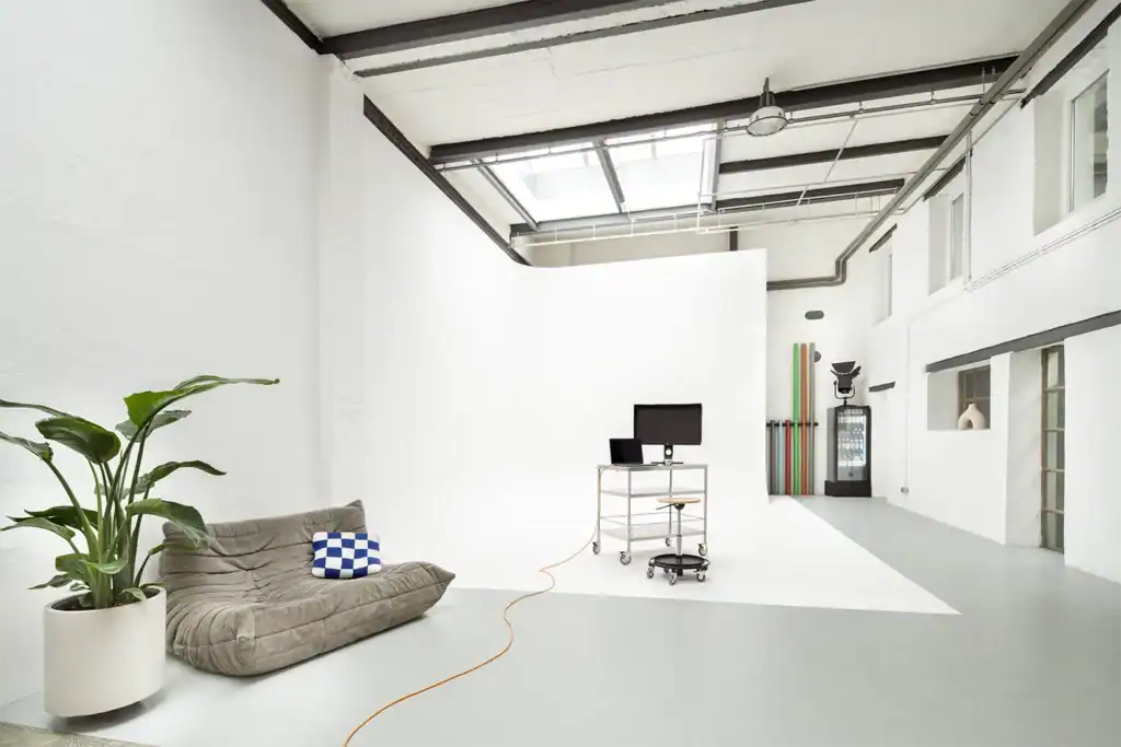 Studio A im Studio 242 Köln mit Hohlkehle, Arbeitsplatz, Lounge-Sofa und Pflanzen